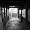 ローカルな駅舎通路