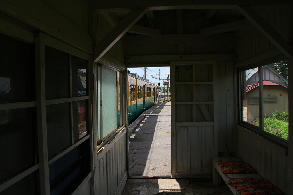 おもてなし、座布団　(小さな駅舎の中で）