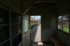 おもてなし、座布団　(小さな駅舎の中で）