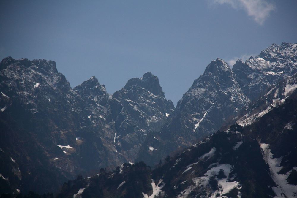春の山