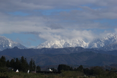 立山連峰は白く