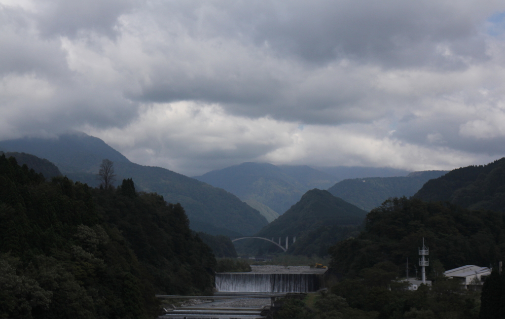 雲に覆われ