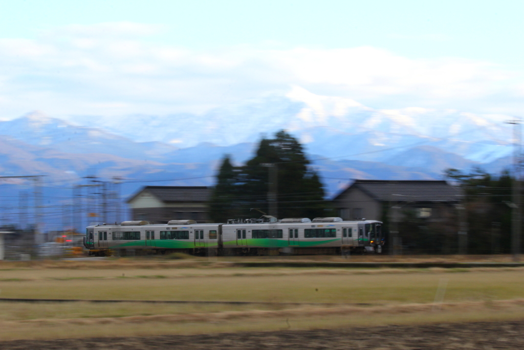 連峰を背に走り抜けてゆく