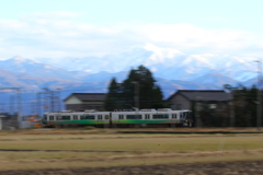 連峰を背に走り抜けてゆく