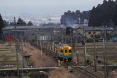 線路は続くよ～♪　雪が解けて嬉しそうに走る～