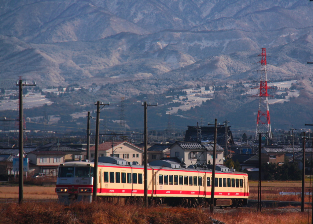 壁画のような山