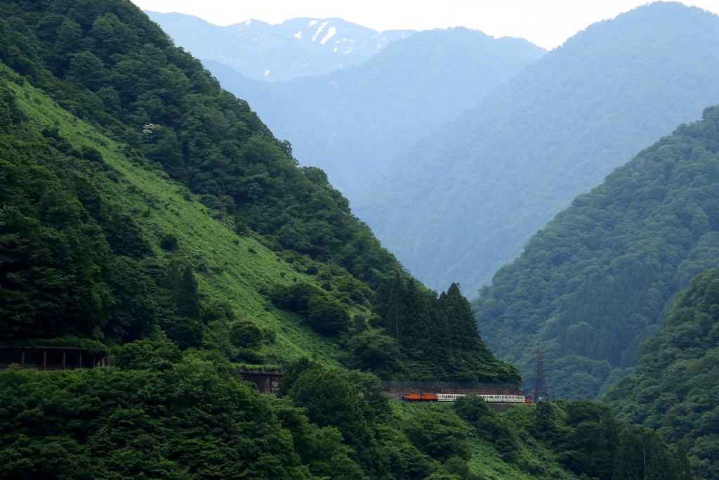 初夏の峡谷を行く