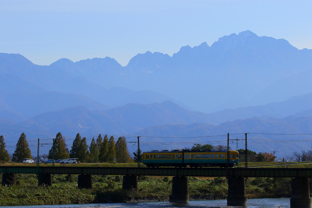 剣岳に見守られて走る