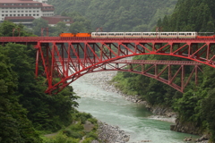 赤い橋とトロッコ電車