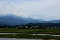 山は霞み夏近づく