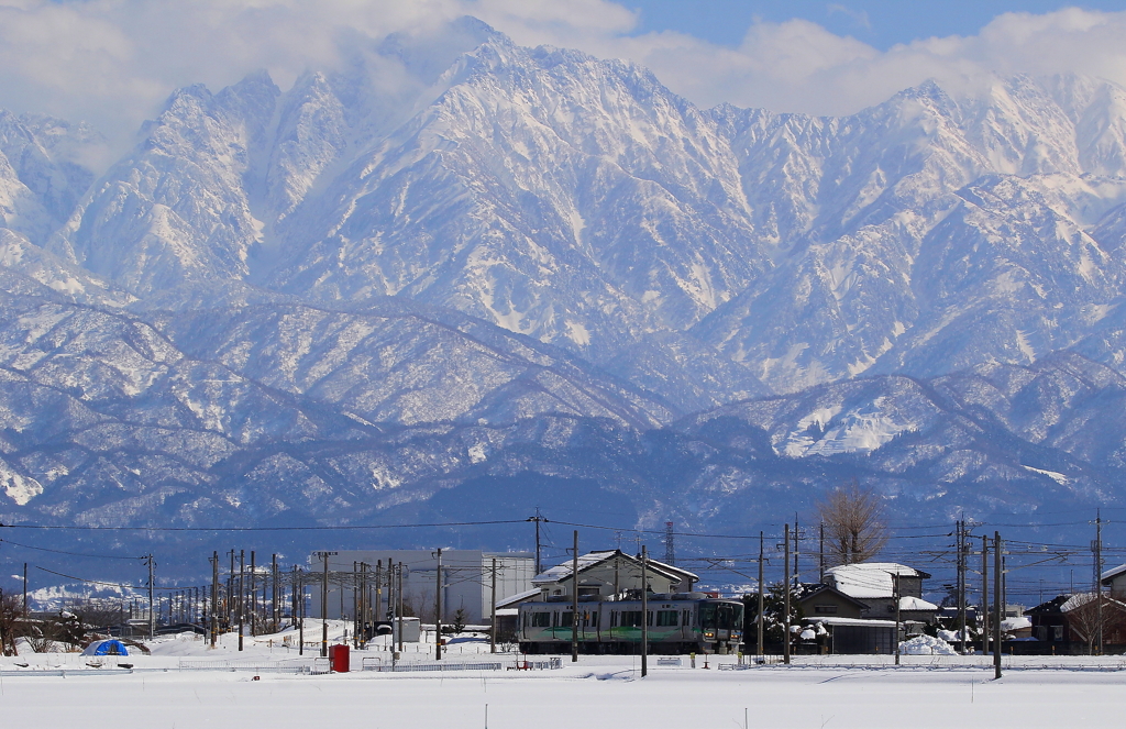 真冬の立山連峰を背に走る、あいの風鉄道