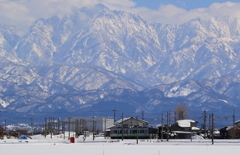真冬の立山連峰を背に走る、あいの風鉄道