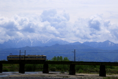 鉄橋を渡る（山は雲が流れ）