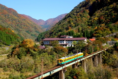 紅葉する山とカボチャ電車君