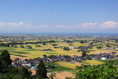 遠くに見えるは日本海