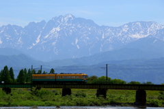 夏は来ぬ抱かれ暮らす立山の連峰そびえ安らぎの碧