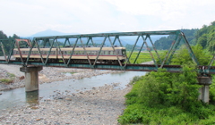 ダイコン電車、鉄橋を行く