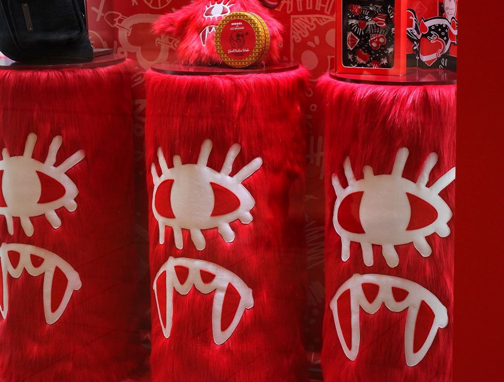 目　奪わて立ち止まる