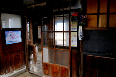 ローカルな駅舎