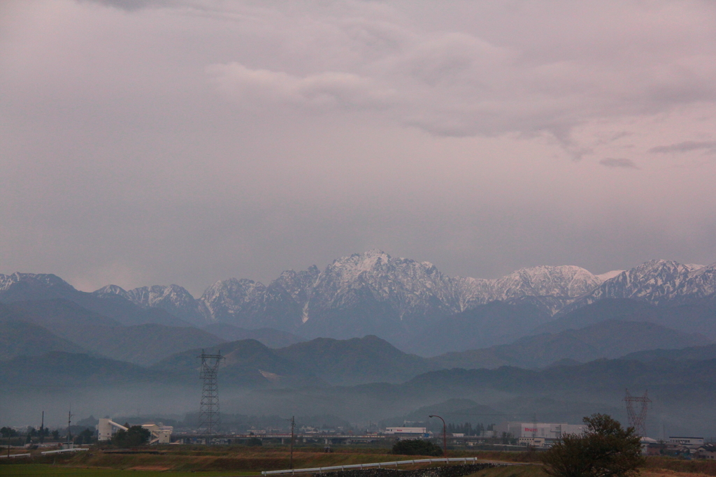 立山連峰に雪