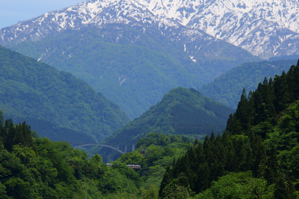 新緑の山々をゆく