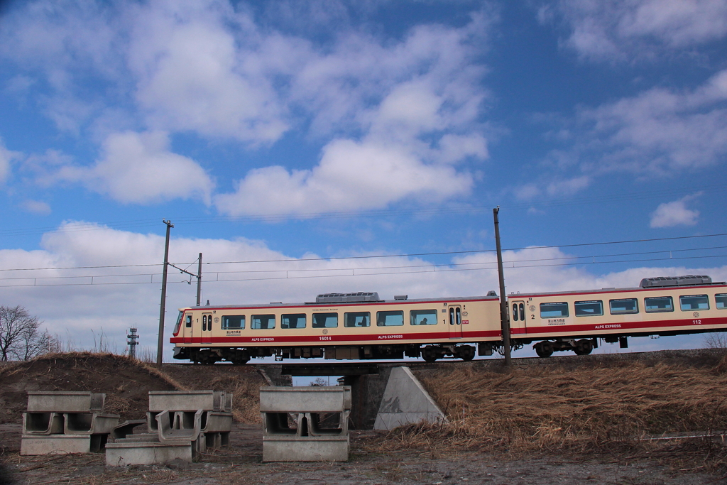 車窓の向こうの青空