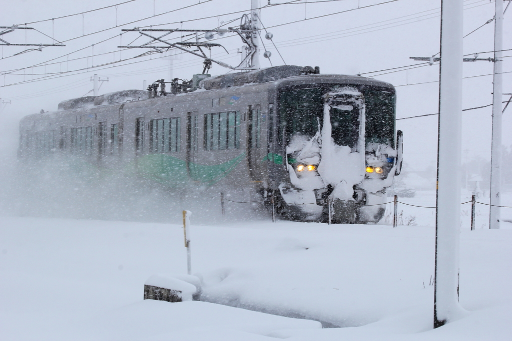 雪だるまになって走る電車君～！