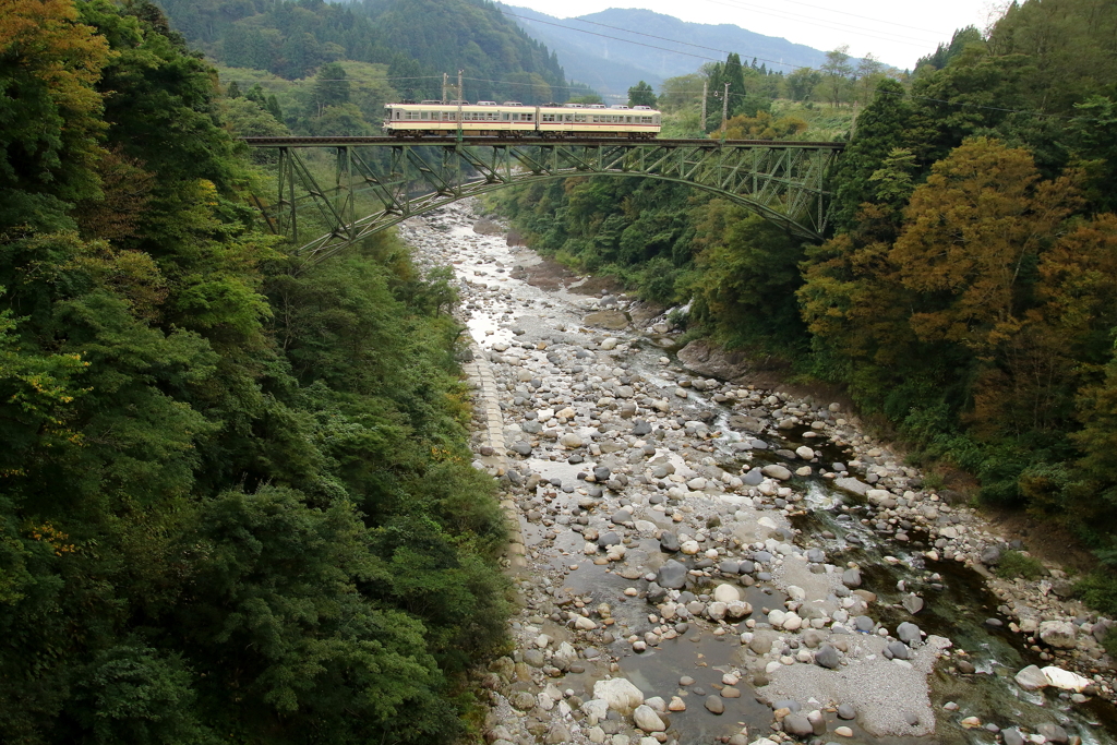 鉄橋を渡る