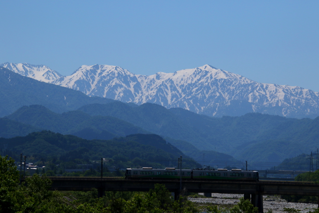 残雪と、あいの風鉄道
