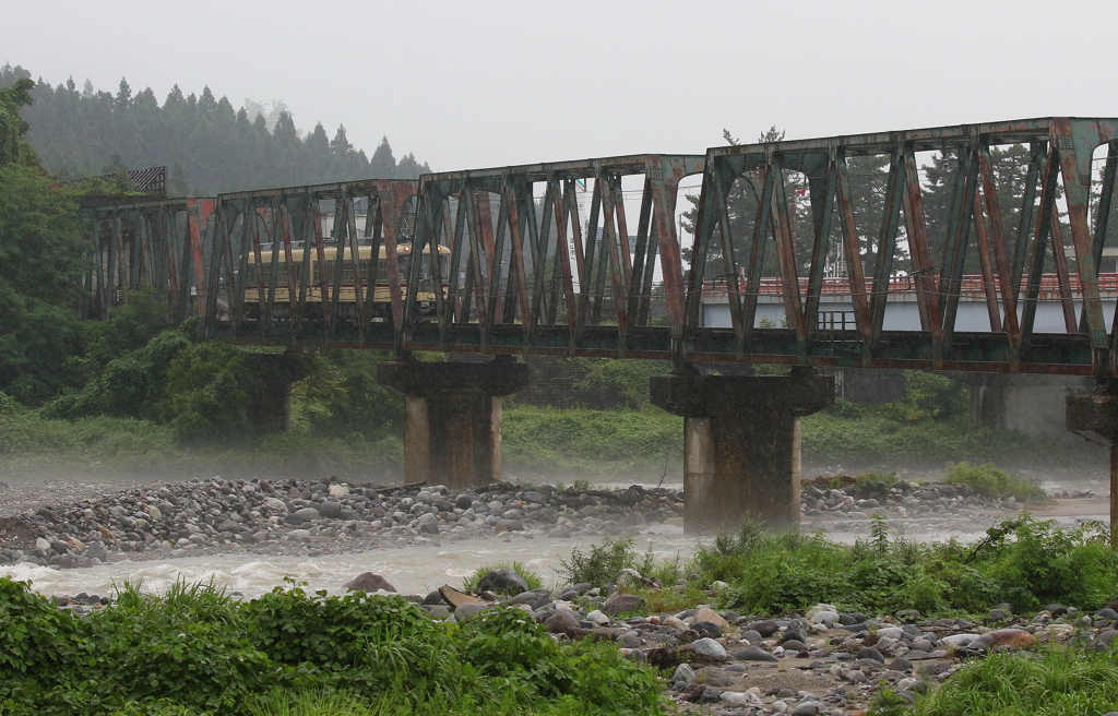 雨の鉄橋わたり