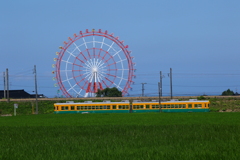 観覧車と緑の海原の中を走る～♪カボチャ電車君