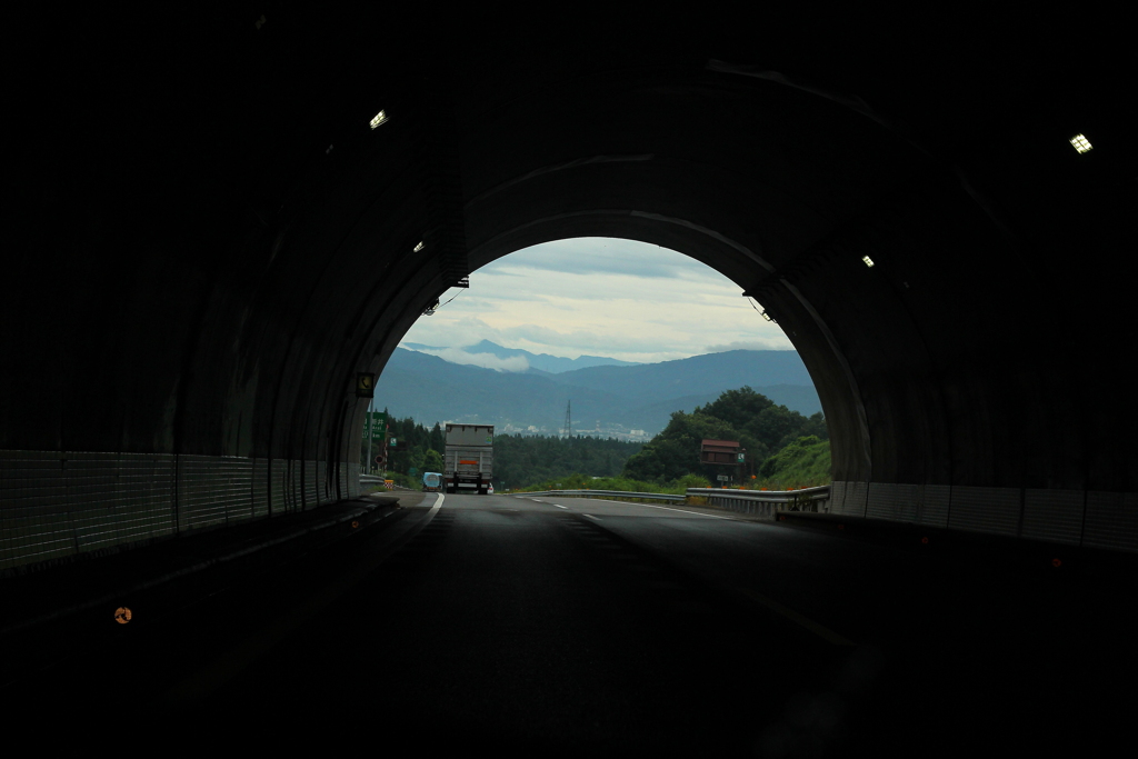 トンネルを抜けると・・・
