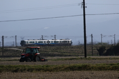 競争？　あいの風とトラクター