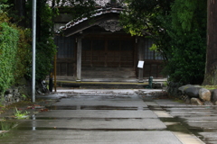 雨の参道