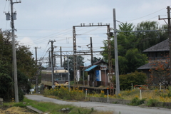 小さな駅舎を走り抜けていく