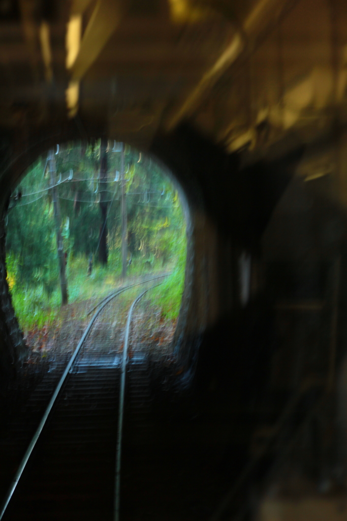 トンネルの向こうにも線路は続くよ♪