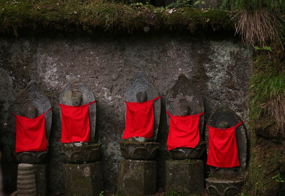 石仏赤いよだれかけ