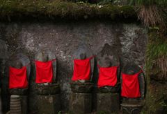 石仏赤いよだれかけ