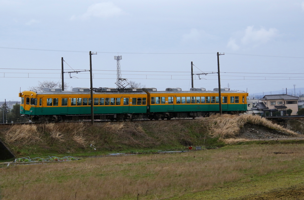 乗客はみんなマスクしています。