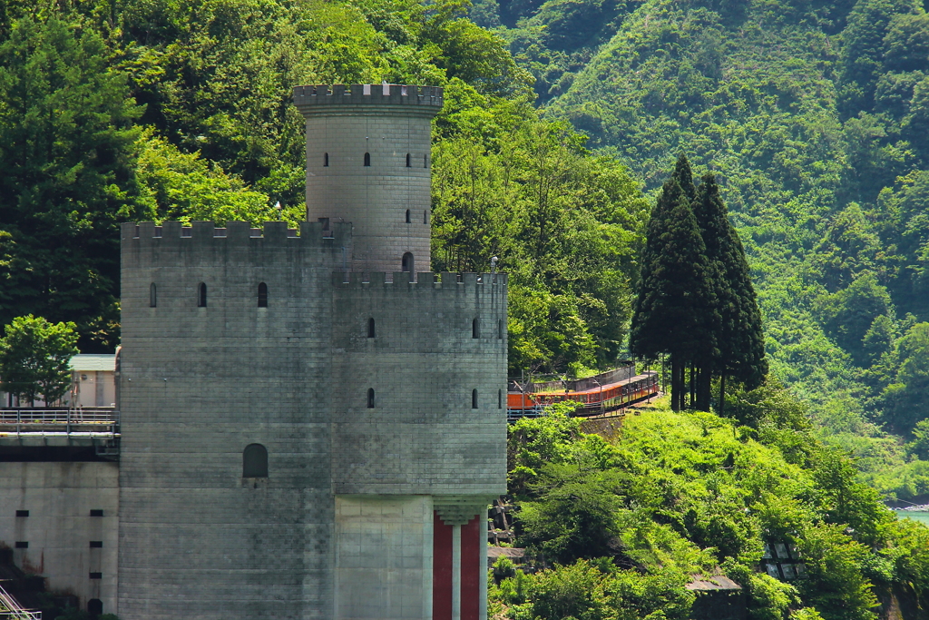 峡谷を行くトロッコ列車