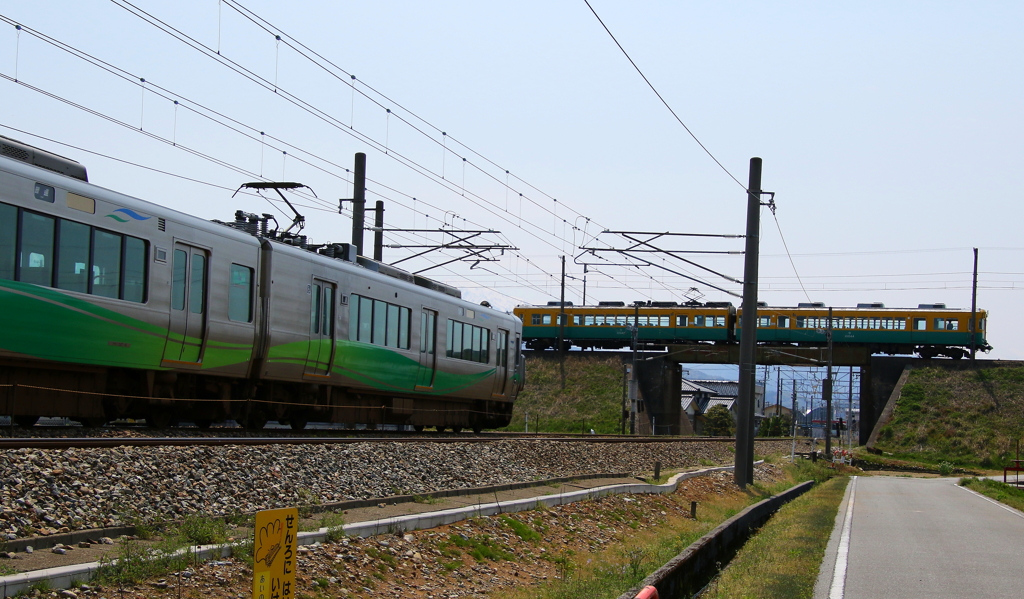 あいの風鉄道と　かぼちゃ君（富山地鉄）すれ違う瞬間！