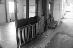 古びた駅舎ホーム