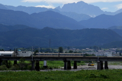 ダイコン君~♪　鉄橋を渡る