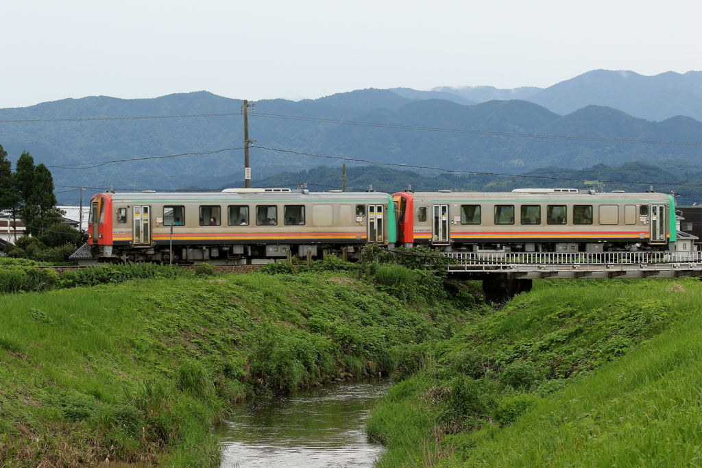 小さな鉄橋を渡る・・・