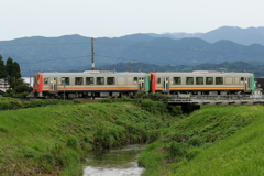 小さな鉄橋を渡る・・・