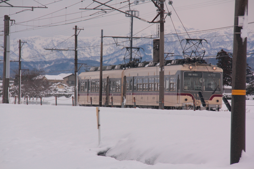 電車は線路が保全整備され動き出す