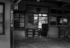 ローカルな駅舎