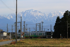 雪の剣岳、あいの風がロマンを乗せて走る