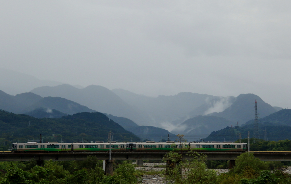 あいの風鉄道・・・鉄橋を渡る