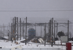 粉雪が舞い、真冬に戻る